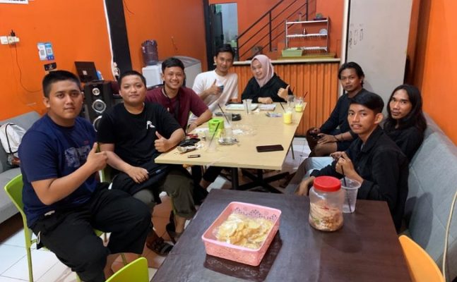 mengecam