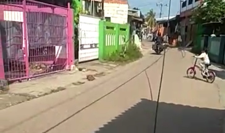 Kabel Melintang Di Jalan Babusallam Desa Kebon Cau Teluknaga Tangerang