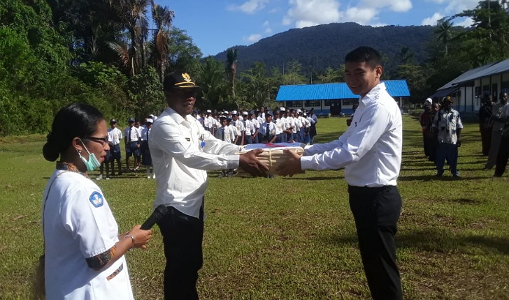 Gustaf H. Ruamba Menghadiri Pembukaan Ujian Nasional SMP Negeri Warironi Distrik Teluk Ampimoi Kabupaten Kepulauan Yapen.